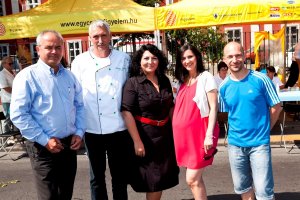 Zsuri_tagjai_a_gyoztessel